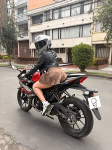 SarahMiler_ “I set hearts racing, not just the motorbike 🏍️🔥” 圖片 2