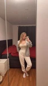 SexyCouple1910 Public Pic 6