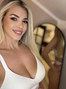 SophieAnn Too hot to hide Εικόνα