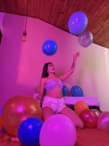 EmiGomez_ Playing with balloons 🎈💣 Immagine  3