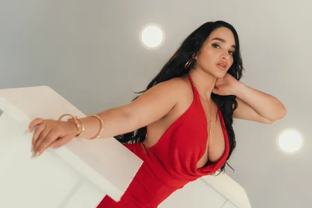 NovaSpencer Loving red Pic 2