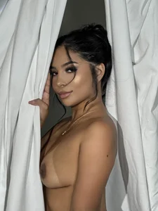 CharlotteGraay How hot... Pic