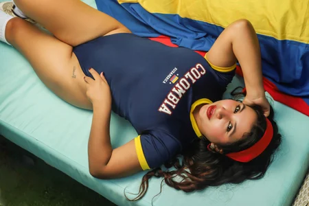 Let's make a gol de Victoria_Rosee  3 photos