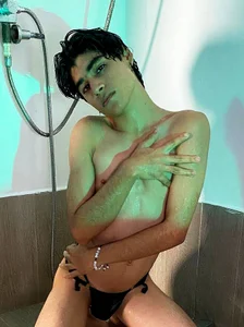 Leo_Glow Cold on the outside, hot on the inside. صورة واحدة|Leo_Glow Cold on the outside, hot on the inside. صورتان|Leo_Glow Cold on the outside, hot on the inside.  صور|Leo_Glow Cold on the outside, hot on the inside.  صورة