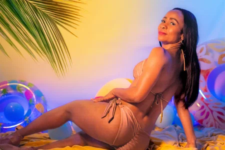 AlikaAdulのSummer hotの 2枚の写真