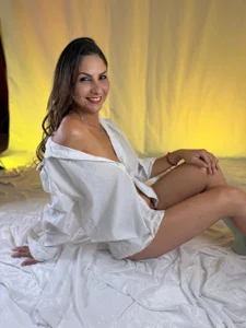 letiziia_sky1"If you were near, you would already be inside me"图片