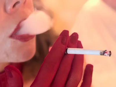 Elegant Lady in Red Smoke 😈✨ od RamonaSimons  5 snímek