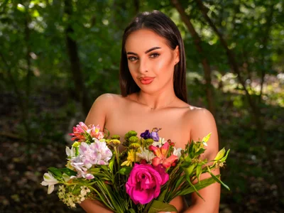 AlmaLuv: Flowers and skin 🤎 ( 2 фото)