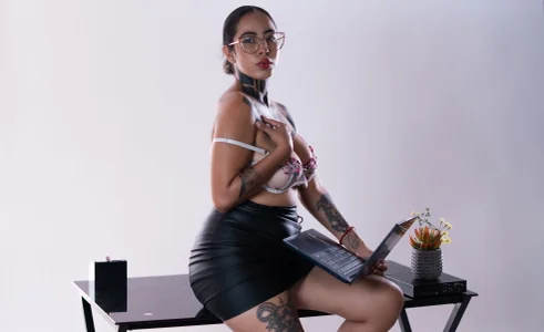 NicoleBlum My office, your rules... and a secretary who will provoke you 😏🔥 slika