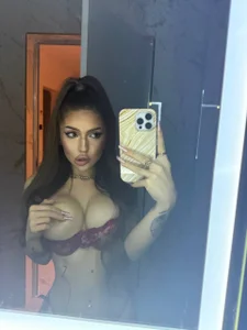 MaeveRey Public Foto 2