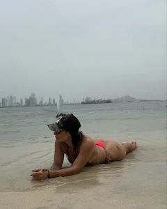 MissCharlize on the beach Foto 8