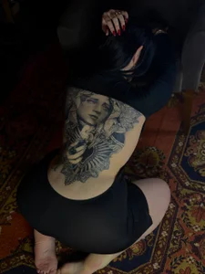 Bonnie_White she looks at you Pic 2