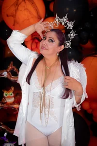 EmmaJhomson: HALLOWEEN 2025 👻 ( 4 фото)