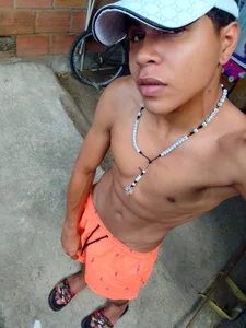 Manuxx2 Public Pic 2