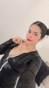 NalaaGreyyのSexy in black dressの 2枚の写真
