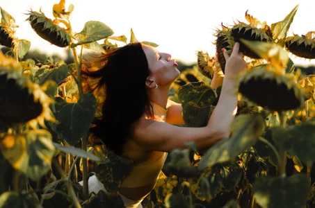 Bonnie_Naughtyy Golden hour and sunflowers are a beautiful combination. 🌻 Pic 7