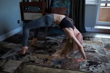 Emilly_HartのSexy Yogaの 6枚の写真