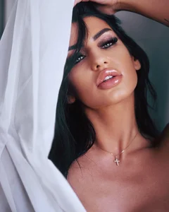 RubyConner Irresistible 🤍🍭 টি ছবি