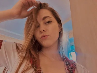 CarolannMirjah experimenting with different looks. ✨ Pic 5
