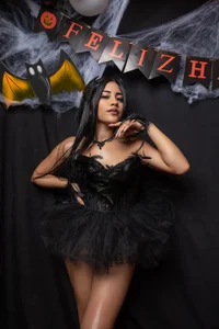 LuciaBeltrann Sweet as a swan, dangerous as the night. 🖤🦢 Pic 3