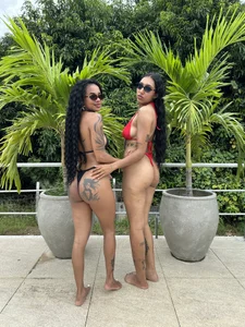 ChloeandIsabella Pool Girls - {count, plural, one {תמונה אחת} two {שתי תמונות} many {# תמונות} other {# תמונות}}