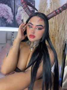 Lairahearvy 👻 Dare to play with me? 🖤 - {count, plural, one {תמונה אחת} two {שתי תמונות} many {# תמונות} other {# תמונות}}