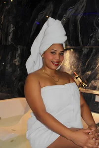 BustyGlow: Do you want to bathe with me? ( 2 фото)