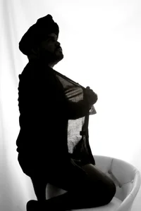 MichaelBear_: THE SENSUAL SILHOUETTE OF AN ARAB MAN 🖤🔥 ( 2 фото)