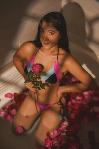 Melodyy_Rouse Between red roses of love Pic
