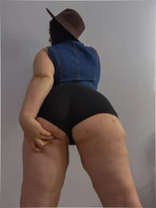 Queen_Monica_ Born to Tease slika 6