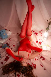 Melody_rouxxxのEasy vibes, soft skin, and a little trouble on my mind 💋💫 Care to keep me company?の 2枚の写真