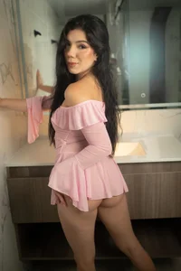 Sarita__Gomez The only pink thing you need in your life 🩷 Pic 3