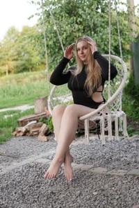 FreiaFlower a beautiful, curvaceous woman with long, light-colored hair Fotka 7