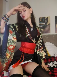 Emily_Strikeee dark kimono and red lingerie🥵💖 Foto