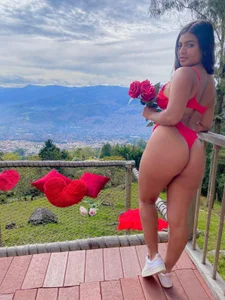 ElleGisellee Public Foto 4