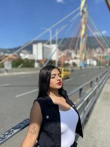 ElleGiselleeのI STOPPED THE TRAFFICの枚の写真