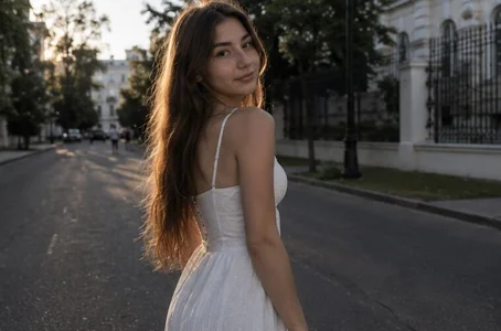 JackieWebb evening walk through the city center🥰 slika 2
