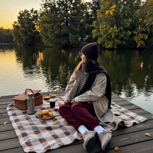 Renesmy_Black Picnic Pic