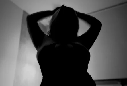 Zafiro_claire Shadows that caress my curves, intense lights… my body, stripped of modesty, for you Hình 2