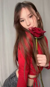 Red vibe od emmelieflorence  3 snímek