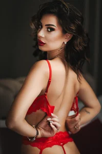 EvaRheaのIs hard to Resist the Temptationの 9枚の写真