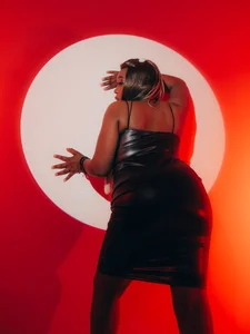 Charlotte__Brown_ BURGUNDY RED AND TASTY LIKE WINE Foto 5