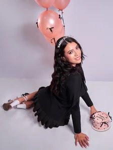 Julie_Bennet HBD to me!🎂✨🍷 Pic