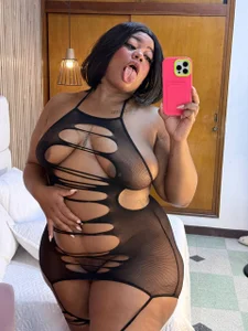 rachell_queen_のi love my curves😈の 2枚の写真