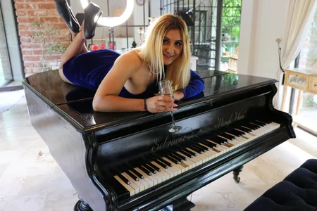 NicolePlay Piano session x Pic 8