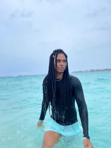 Lucas_eevans The sea heals everything. Hình 4