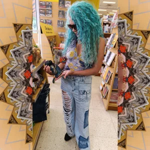 freyadevil333 Downtown in the city, visiting Panamericana: books 📚, history 📖, yoga sculptures 🧘‍♀️, and paste Foto