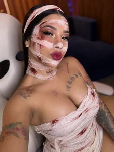 Rachel_collins_の🩸🖤 Wrapped in bandages, but full of temptations… 💋⚰️の 3枚の写真