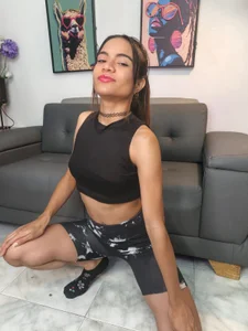 leyah_ “I flex, I stretch… and I provoke 💦” Foto 2