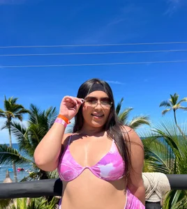 lynda_west enjoying the beach 🌴 Pic 3